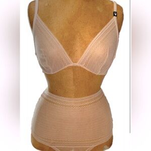 INCREDIBLE BY V S SET
Unlined Plunge Bra & high rise waist lace thongs